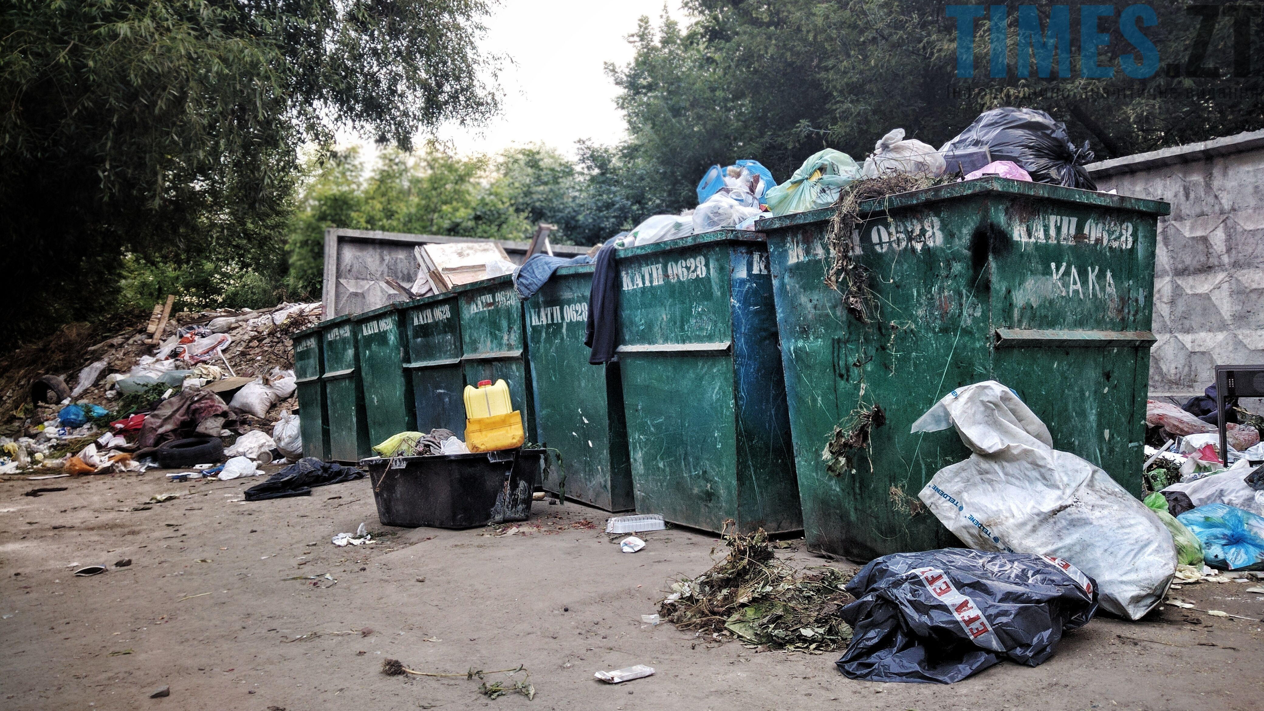 Звалище сміття біля баків  | TIMES.ZT