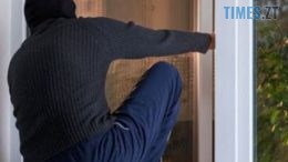 На Бердичівщині чоловік увійшов у будинок односельчанки через вікно... за сірниками
