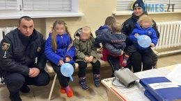 У Житомирі горе-матір вигнала на мороз 5 маленьких дітей