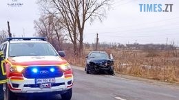 На Звягельщині рятувальники звільнили водія, затиснутого в автівці через ДТП