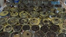 Допомога ЗСУ: у Житомирі збирають металеві консервні банки та гаптокартон на свічки
