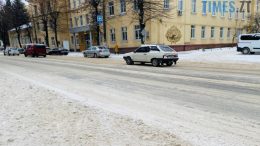 У нерівній боротьбі житомирських комунальників з погодою поки перемагає сніг