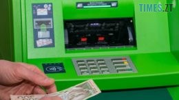 Через неуважність біля банкомата двоє мешканців Житомирщини втратили близько 15 тисяч грн