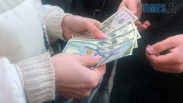 У Житомирі затримали юристку, яка за хабар допомагала військовослужбовцям стати непридатними