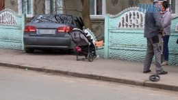 В Овручі на переході автомобіль наїхав на матір з дитячим візочком