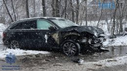 На Київському шосе під Житомиром легковик влетів в електроопору