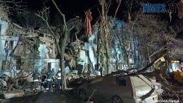 Цієї ночі російські терористи знову влучили у багатоповерховий будинок у Запоріжжі
