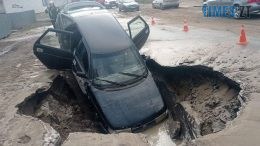 У Житомирі автомобіль провалився під землю