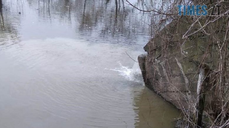 На підприємство, яке забруднило річку Тетерів сірою речовиною, не пустили перевіряючих: матеріали подано до прокуратури