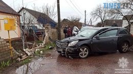 У Житомирі автомобіль на швидкості влетів у... паркан