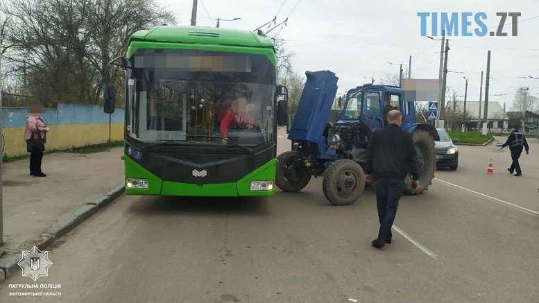 На околиці Житомира не розминулися трактор та тролейбус