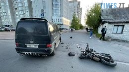 На перехресті у Житомирі не розминулися мікроавтобус та мотоцикл: постраждала дитина (ФОТО)