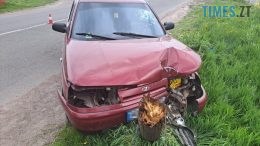 На Бердичівщині легковик влетів у дерев’яну опору: є постраждалий