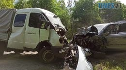 Автотроща під Житомиром: легковик влетів у дві вантажівки (ФОТО)
