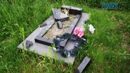 На кладовищі на Овруччині 17-річний юнак зруйнував понад 40 пам`ятників (ФОТО)