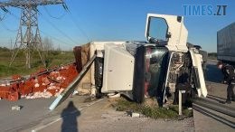 Під Житомиром в результаті ДТП перевернулася фура з курячими тушками