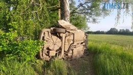 Смертельна ДТП у Баранівській громаді: легковик на швидкості влетів у дерево (ФОТО)