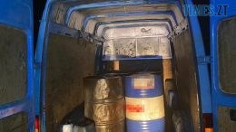 На Звягельщині правоохоронці виявили у зупиненому мікроавтобусі бочки з 850 л дизпалива без документів