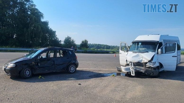 На Любарщині не розминулися легковик та мікроавтобус: є постраждалі (ФОТО)