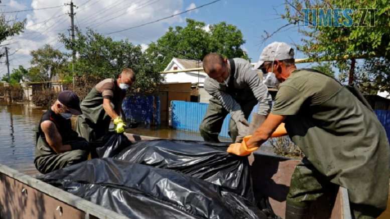 Аби приховати реальну кількість жертв, окупанти ховають загиблих через підрив Каховської ГЕС у братських могилах