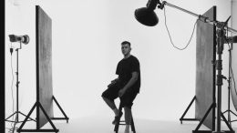 У центрі Житомира фотограф Василь Славінський робитиме портрети перехожим за донат для ЗСУ