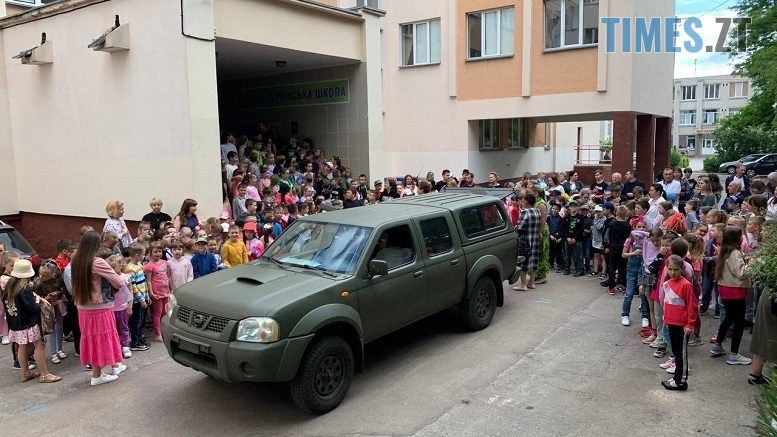 Колектив та учні житомирського ліцею № 28 придбали та передали автівку на потреби ЗСУ