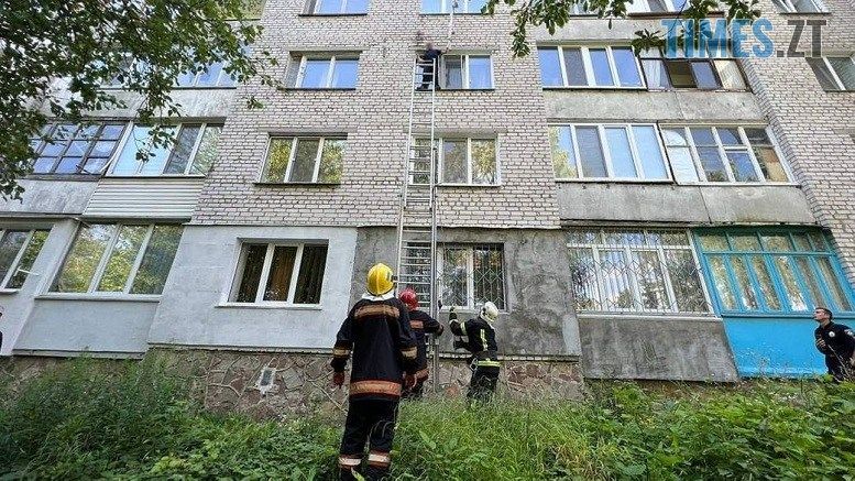 Анекдот по бердичівськи: чоловік спробував спуститися з 5-го поверху на зв'язаних простирадлах, але їх довжини забракло