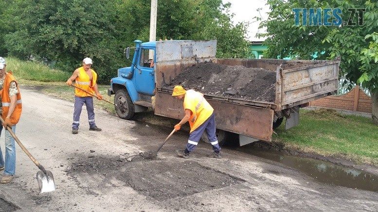 До уваги водіїв! На Житомирщині триває ямковий ремонт доріг