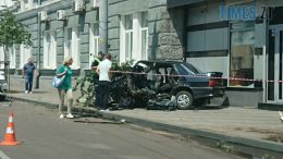 ДТП в Житомирі на В. Бердичівській: водія діставали рятувальники (ФОТО)