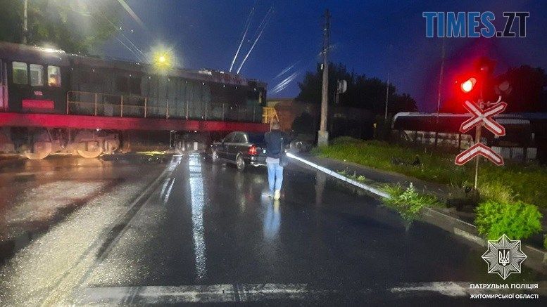 У Житомирі водій протаранив тепловоз і втік з місця ДТП... без машини