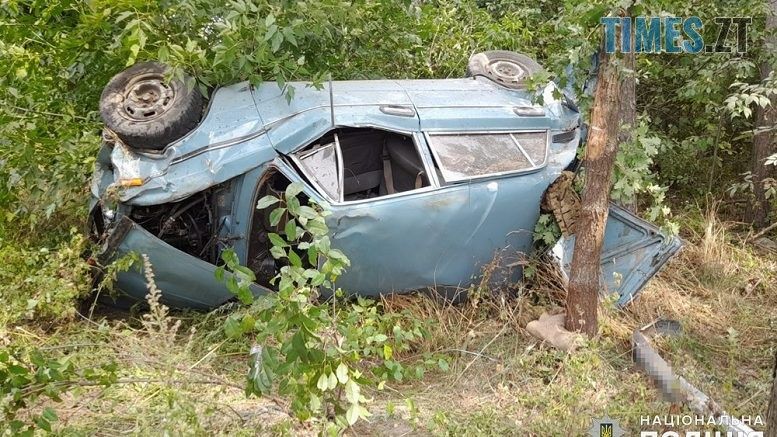 Автотроща в Радомишлі: п`яний водій на швидкості влетів у дерево