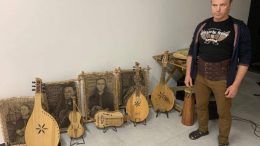 Бандури, кобзи, скрипки, ліри: Василь Волівач із Радомишля більше 20 років виготовляє музичні інструменти