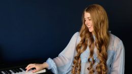Грає на роялі, синтезаторі, акустичному та цифровому піаніно: 25-річна Валерія Романько відкрила музичну студію в Житомирі