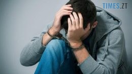 На Звягельщині неповнолітній парубок, допомогаючи сусіду по господарству, обікрав його