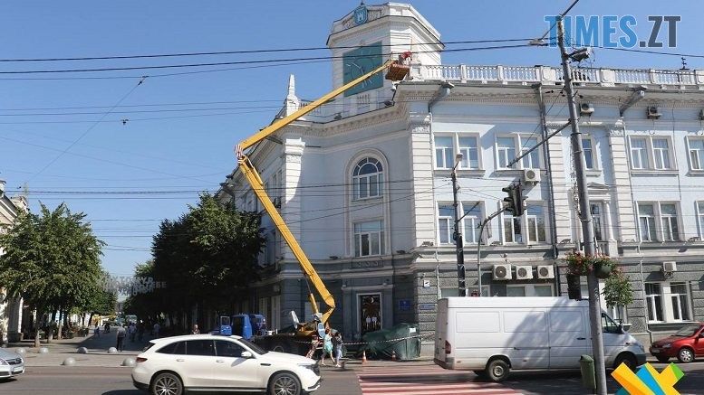 Війна по-житомирськи: у місті розпочався ремонт... фасаду ратуші, де розташована Житомирська міська рада