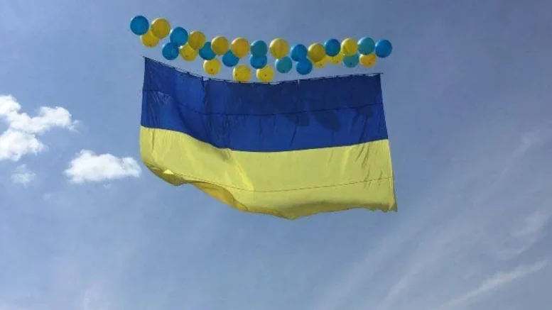 У небі Донецька літає величезний український стяг