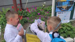 Донат замість квітів: на Житомирщині школярі 1 вересня збирали кошти і солодощі для ЗСУ