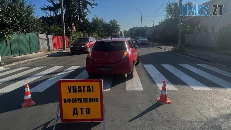 На перехресті у Житомирі легковик збив подружжя