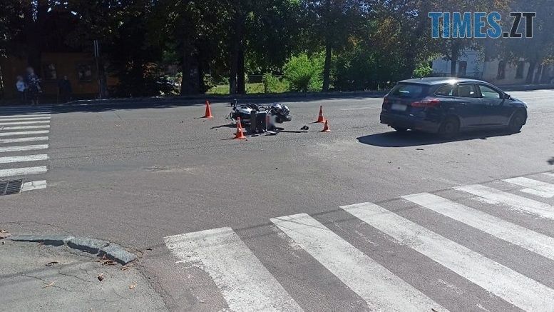 На перехресті у Житомирі "зустрілися" легковик та мотоцикл: є постраждалі