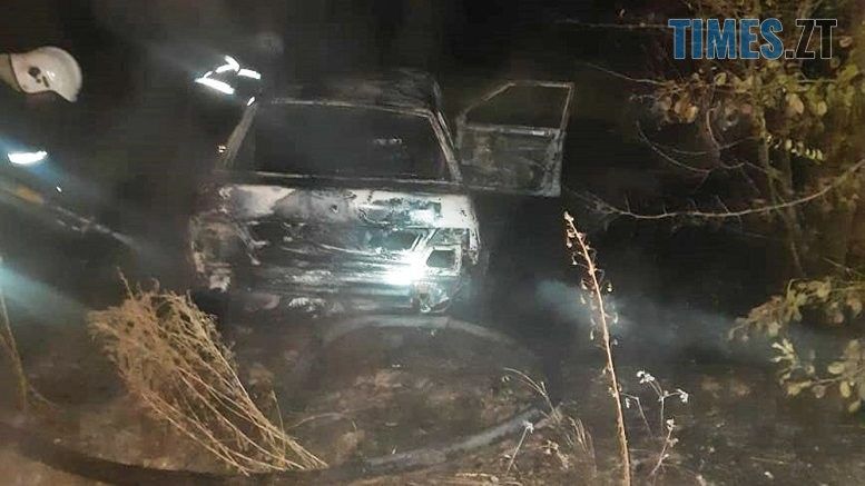 На Житомирщині в результаті зіткнення з деревом загорівся автомобіль