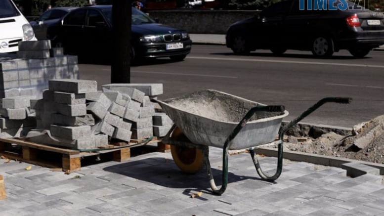 «Ми все ж мали надію, що в цьому році війна закінчиться»: мер Житомира про ремонт тротуарів і скверів