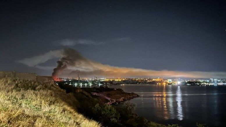 Поки росіяни тероризували Одещину, в окупованому Криму горіли російські кораблі