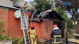 Під час гасіння пожежі у приватній оселі у Коростені вогнеборці врятували господиню