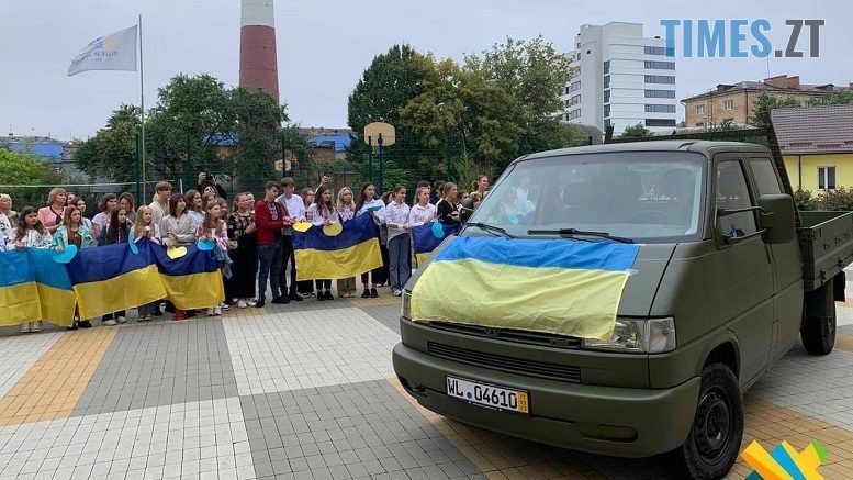 Учні та викладачі ліцею № 3 придбали автомобіль на фронт для Захисників