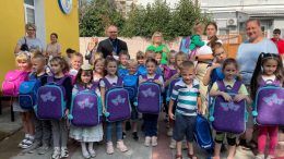 Маленькі школярики отримали від БФ «Карітас-Житомир» навчальні рюкзаки
