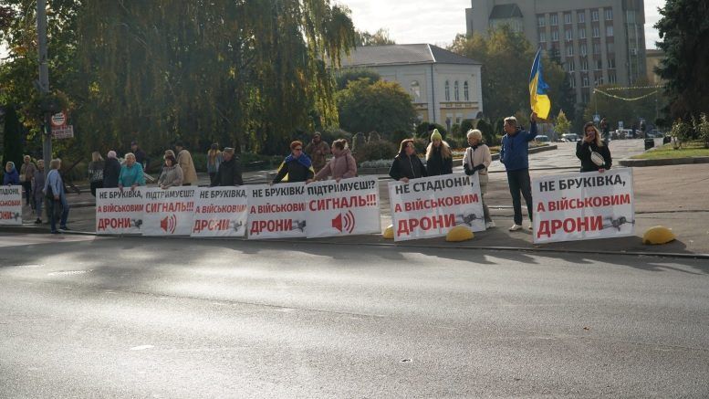 Житомиряни вийшли на акцію протесту проти ремонтів скверів та укладання бруківки в місті під час війни за бюджетні кошти