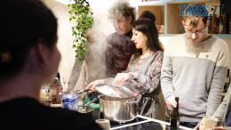 Житомирянка організовує в Брюсселі благодійні "Вечорниці" - готують українські страви і донатять на ЗСУ