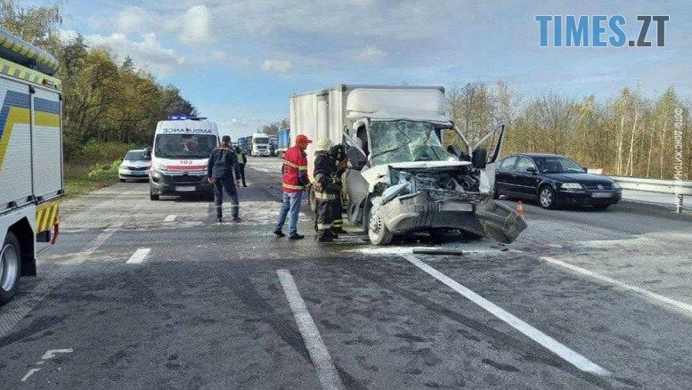 На трасі Київ-Чоп на Житомирщині не розминулися мікроавтобус та вантажівка