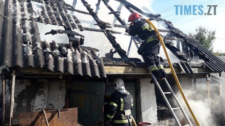 На Коростенщні через випалювання сухостою зайнялася господарча будівля