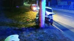 У Житомирі легковик на швидкості влетів у бетонний стовп